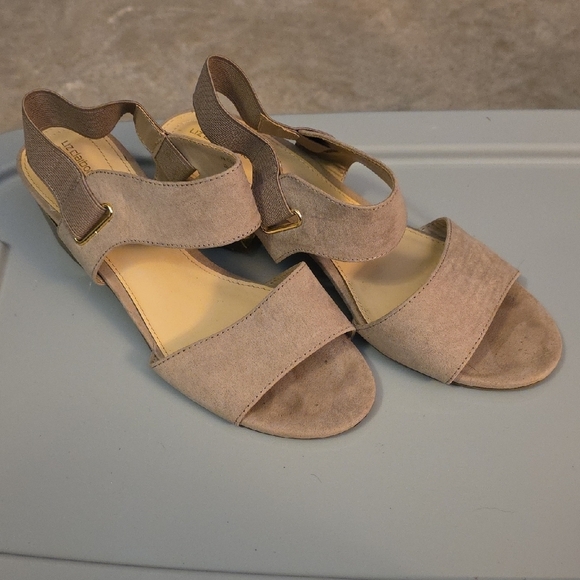 (J4) Liz Caliborne Womans Elegant Beige Women's Sandals - Picture 3 of 8